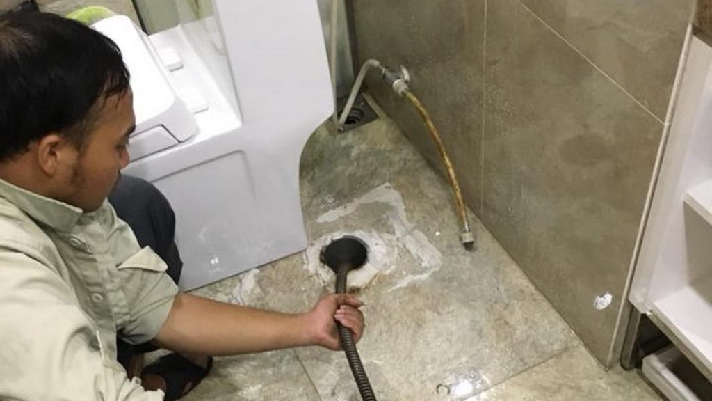 sửa ống nước 4 Dịch vụ xử lý mùi hôi nhà vệ sinh Thợ sửa chữa Hà Nội